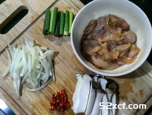 杏鲍菇炒嫩鸡胸的做法