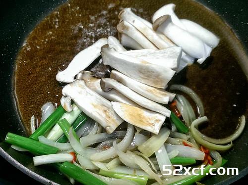 杏鲍菇炒嫩鸡胸的做法