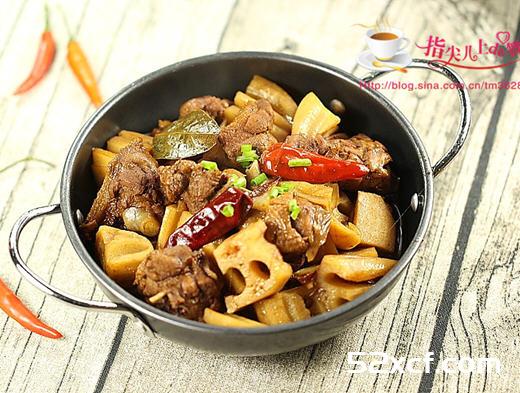 鸭腿炖藕的做法