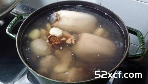莲藕章鱼马蹄绿豆煲猪展的做法