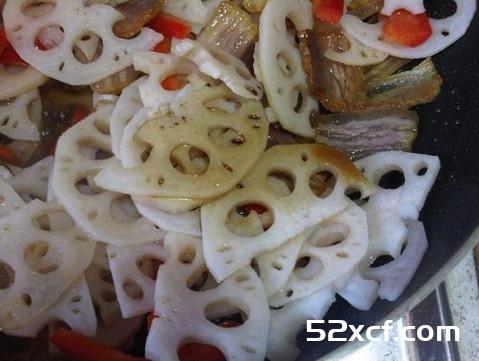 腊肉炒藕片的做法