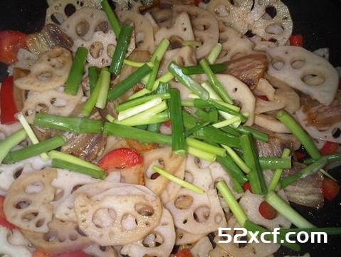 腊肉炒藕片的做法