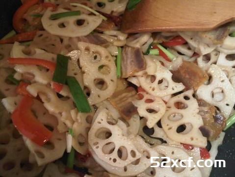 腊肉炒藕片的做法