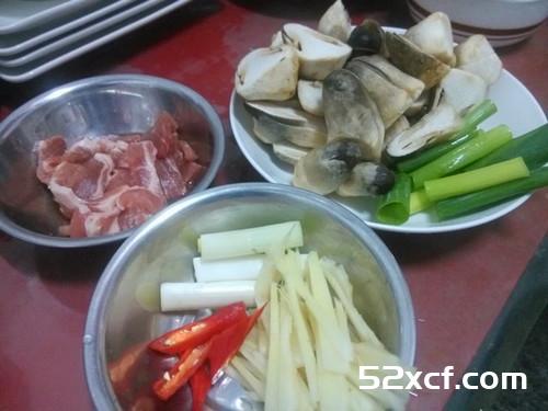 草菇炒肉丝的做法
