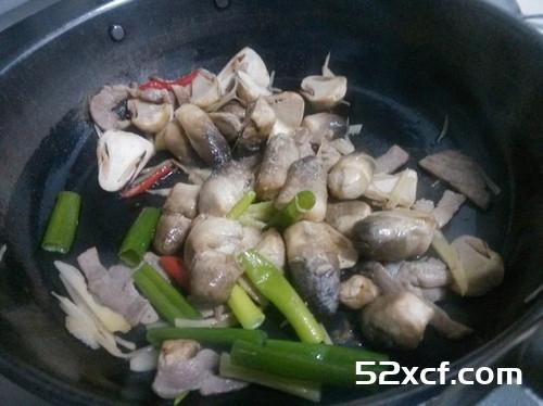 草菇炒肉丝的做法