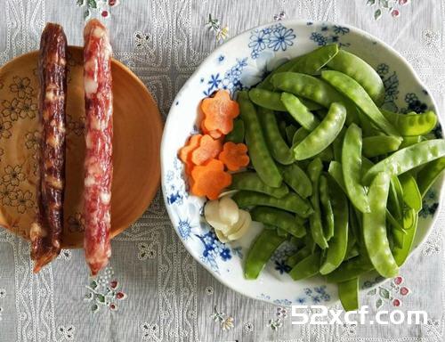 双味腊肠炒碗豆的做法