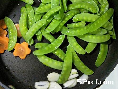 双味腊肠炒碗豆的做法