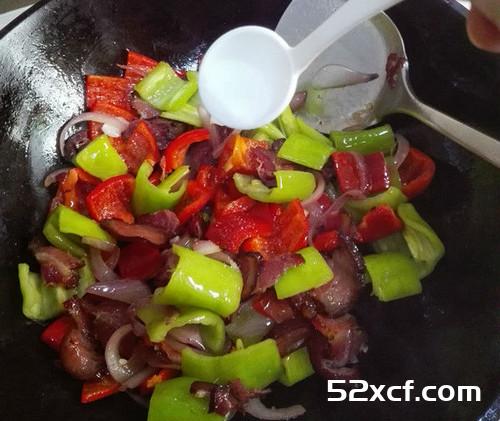 腊肉炒红椒的做法