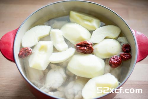 苹果红枣炖鸡汤的做法