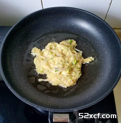 面条鱼拖鸡蛋饼的做法