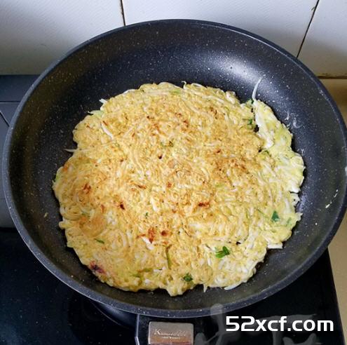 面条鱼拖鸡蛋饼的做法