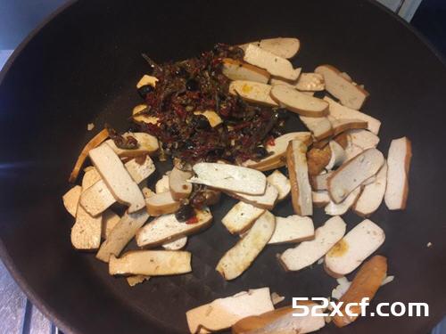 糯米椒炒豆干的做法