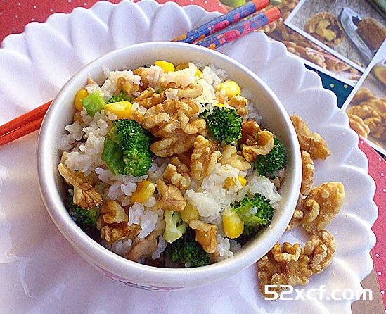 核桃鸡肉糯米饭的做法