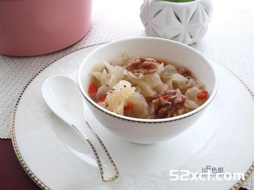 核桃枸杞银耳甜汤的做法