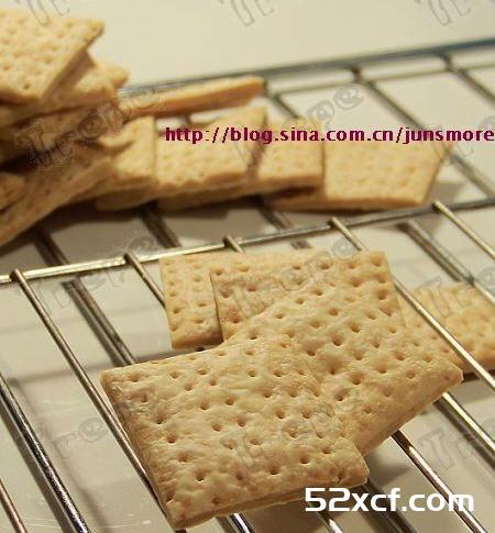 高钙奶盐苏打饼干的做法