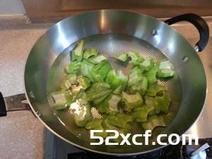 广东苦瓜炒牛肉的做法