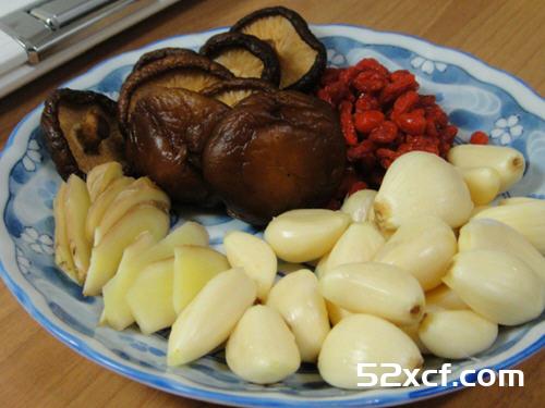 蒜头香菇鸡汤的做法