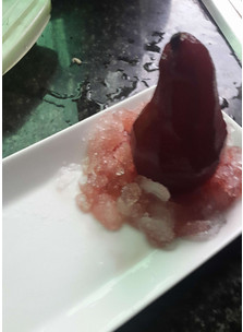 冰山红酒烩啤梨的做法