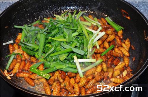 韭菜炒蚕蛹的做法