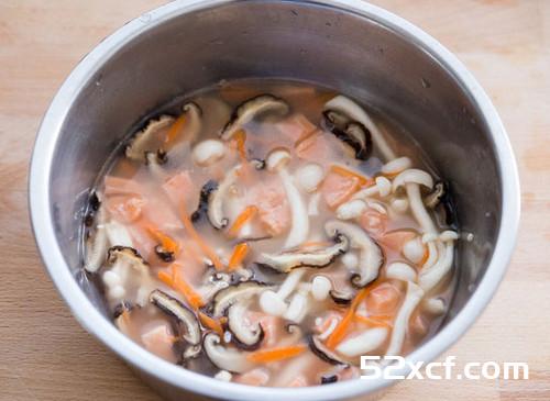 亲子鲑鱼炊饭的做法