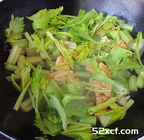 鸡蛋炒芹菜的做法