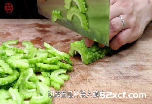 鸭蛋苦瓜虾仁的做法