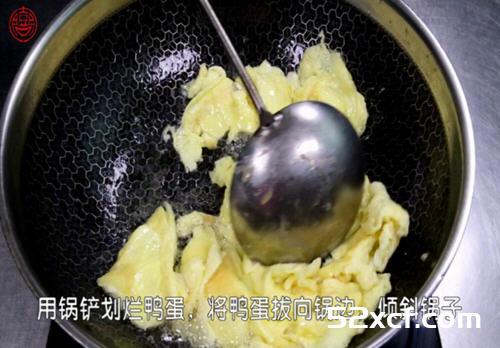 鸭蛋苦瓜虾仁的做法
