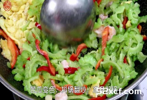 鸭蛋苦瓜虾仁的做法