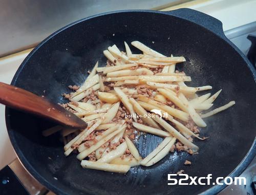 酱炒薯条的做法
