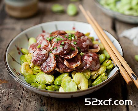 腊肠蒸蚕豆的做法