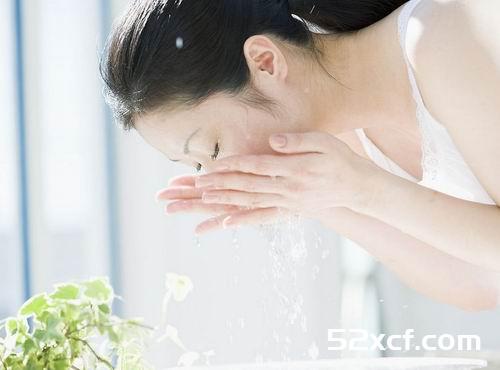用什么洗脸可以美白