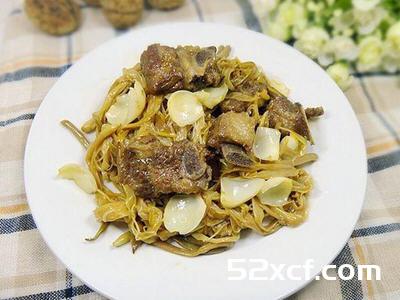 黄花菜百合烧排骨的做法