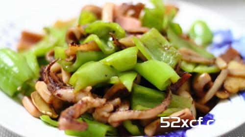 青椒炒鱿鱼的做法