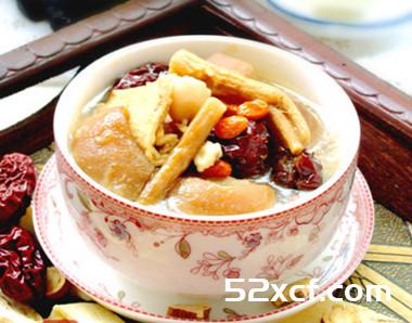 人体气血不足可用当归黄芪炖羊肉来改善