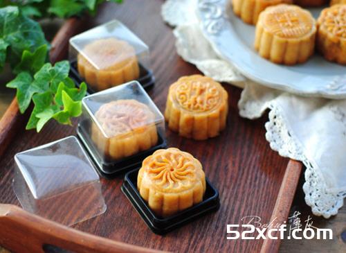 广式豆沙蛋黄月饼的做法