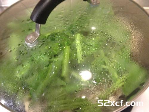 白酱烩菠菜香菇的做法