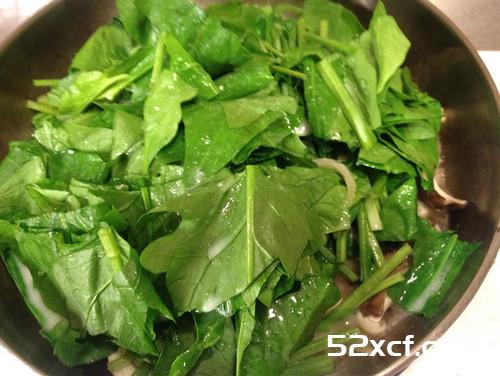 白酱烩菠菜香菇的做法