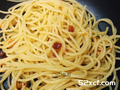 乌鱼子蒜香义大利面的做法
