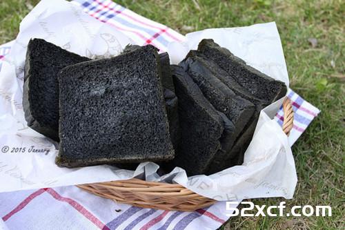 松软的竹炭吐司面包做法