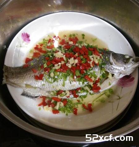 泰式柠檬蒸鲈鱼的做法