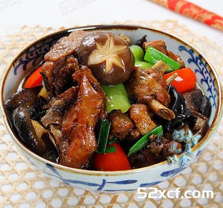 香菇烧土鸡炒锅版的做法