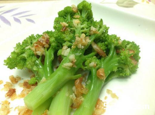 蒜香樱花虾青花笋的做法