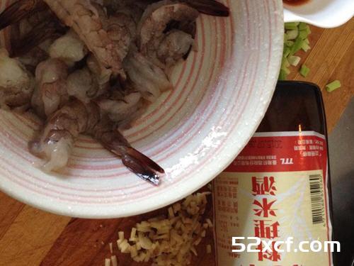 川味酱爆虾球的做法