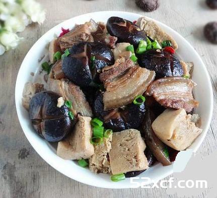 香菇五花肉烧冻豆腐的做法教