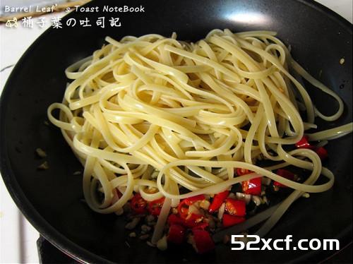 清炒蒜香辣椒橄榄油义大利面的做法