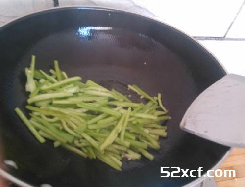 青椒炒红薯丝的做法