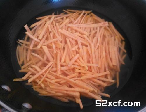 青椒炒红薯丝的做法