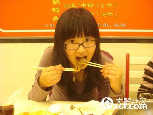 光谷德国啤酒节揭秘正确的啃鸭脖方式,你真的会了吗？