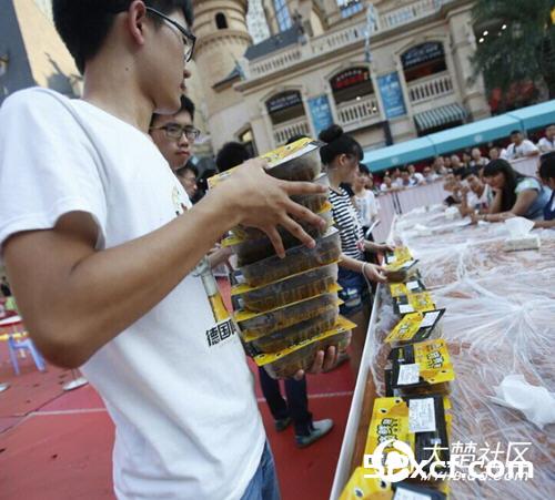 光谷德国啤酒节揭秘正确的啃鸭脖方式,你真的会了吗？