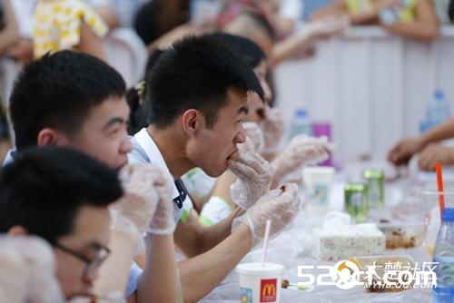 光谷德国啤酒节揭秘正确的啃鸭脖方式,你真的会了吗？